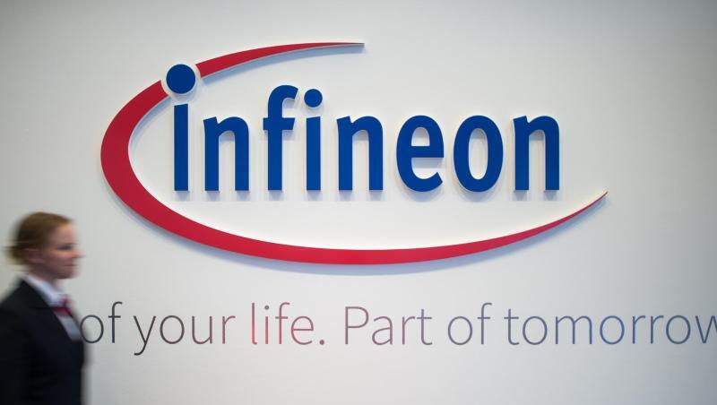 Frau geht an Infineon-Logo vorbei. Foto: Matthias Balk/Archivbild