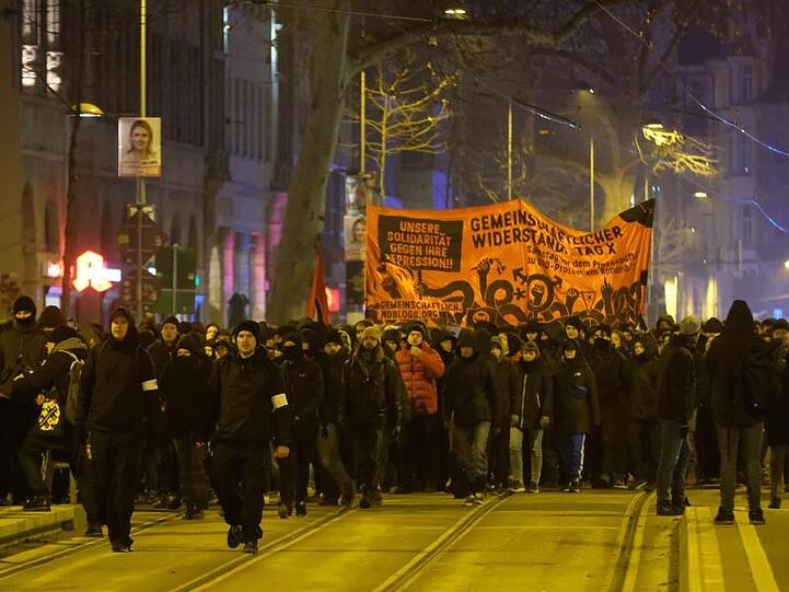 Mehrere hundert Menschen protestierten gegen das Indymedia-Verbot.
