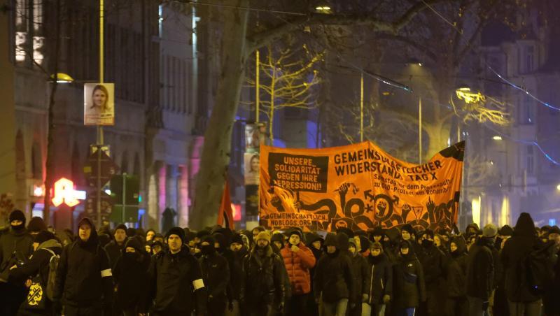 Mehrere hundert Menschen protestierten gegen das Indymedia-Verbot. Mehrere hundert Menschen protestierten gegen das Indymedia-Verbot.