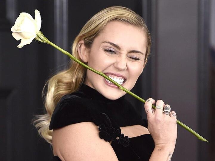 Miley Cyrus ist heute wohl berühmter, als es ihr Vater Billy Ray jemals war. Nach Skandalauftritten, wilden Partys und Drogenschlagzeilen ist es allerdings ein bisschen ruhiger um die Sängerin geworden. Ihre Patentante ist Country-Legende Dolly Parton.