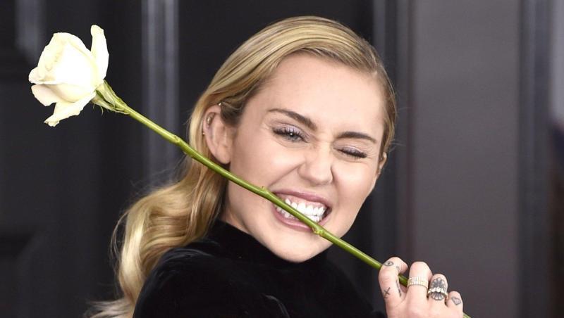 Cyrus möchte nach dem Ende ihrer Beziehung mit L. Hemsworth auf Partnersuche gehen, ohne dafür angefeindet zu werden. Cyrus möchte nach dem Ende ihrer Beziehung mit L. Hemsworth auf Partnersuche gehen, ohne dafür angefeindet zu werden.