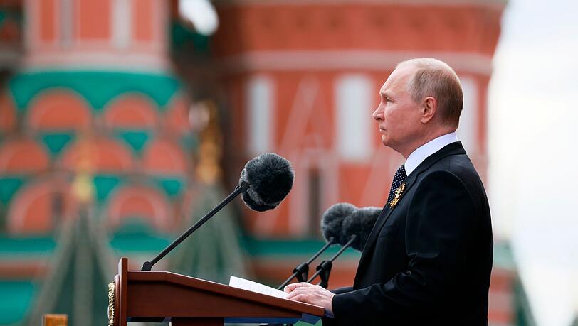 Russlands Präsident versprach den Angehörigen gefallener Soldaten in seiner Ansprache materielle Hilfe - Kinder verstorbener Ukraine-Kämpfer sollen leichteren Zugang zu Universitäten bekommen.
