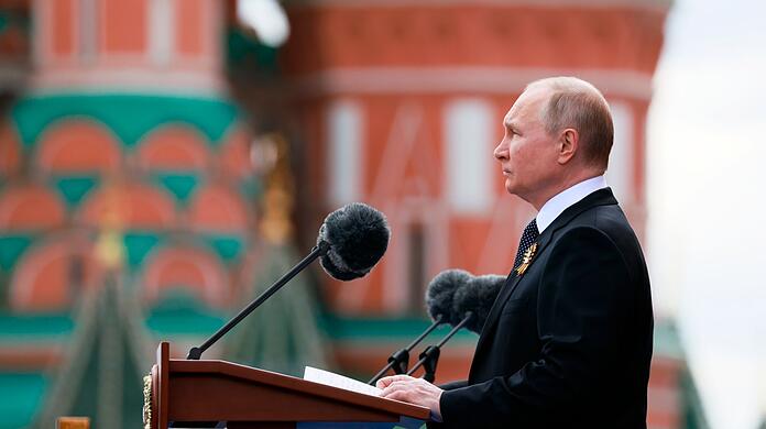 Russlands Präsident versprach den Angehörigen gefallener Soldaten in seiner Ansprache materielle Hilfe - Kinder verstorbener Ukraine-Kämpfer sollen leichteren Zugang zu Universitäten bekommen.
