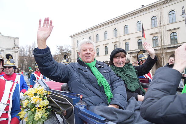 Münchens Oberbürgermeister Dieter Reiter mit seiner Frau Petra bei der Parade. Münchens Oberbürgermeister Dieter Reiter mit seiner Frau Petra bei der Parade.