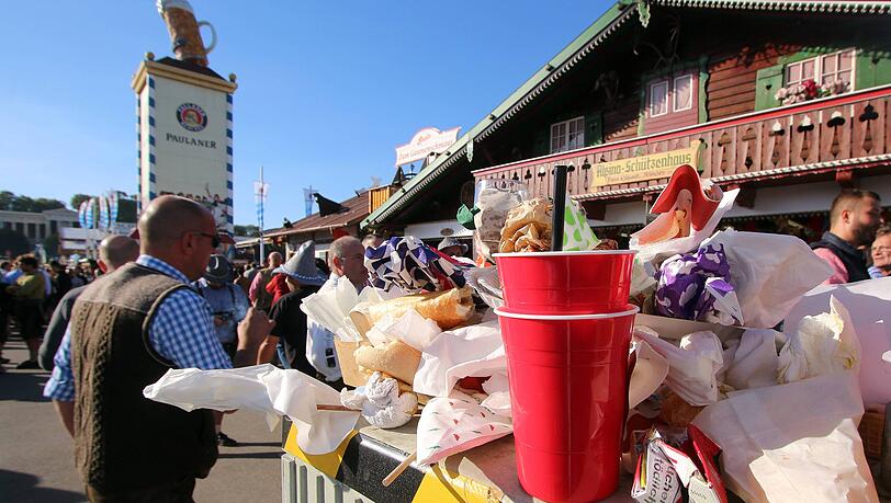 Um der Abfallmassen Herr zu werden, denkt der Münchner Stadtrat über eine Sondergebühr für Einwegverpackungen auf dem Oktoberfest nach.
