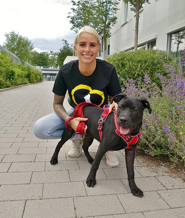 Carina Spack bewies beim Listenhundetag des Tierschutzvereins München ihre Tierliebe. Carina Spack bewies beim Listenhundetag des Tierschutzvereins München ihre Tierliebe.