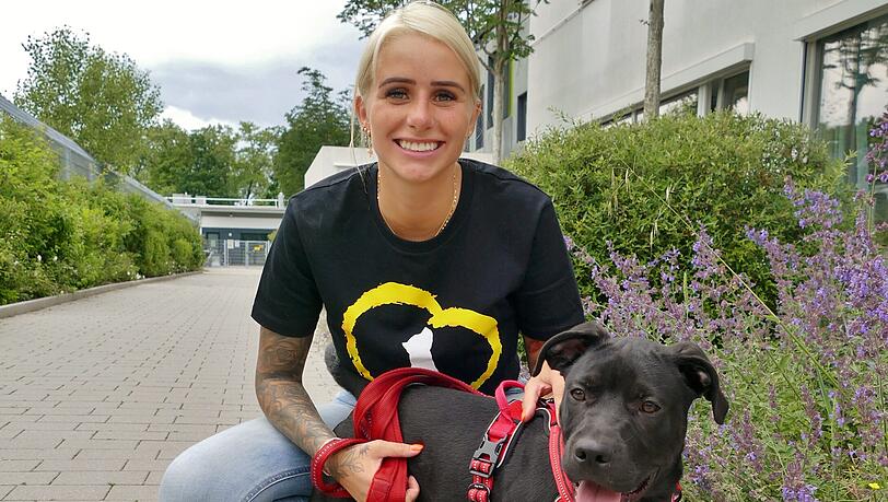 Carina Spack bewies beim Listenhundetag des Tierschutzvereins München ihre Tierliebe. Carina Spack bewies beim Listenhundetag des Tierschutzvereins München ihre Tierliebe.