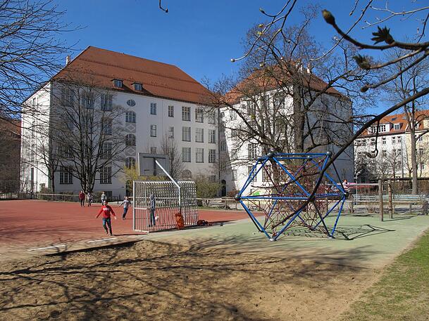 Jede große Pause wird an der Schule Fußball gespielt. Einmal die Woche kicken hier explizit Mädchen. Jede große Pause wird an der Schule Fußball gespielt. Einmal die Woche kicken hier explizit Mädchen.