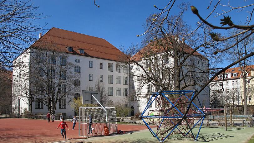 Jede große Pause wird an der Schule Fußball gespielt. Einmal die Woche kicken hier explizit Mädchen. Jede große Pause wird an der Schule Fußball gespielt. Einmal die Woche kicken hier explizit Mädchen.