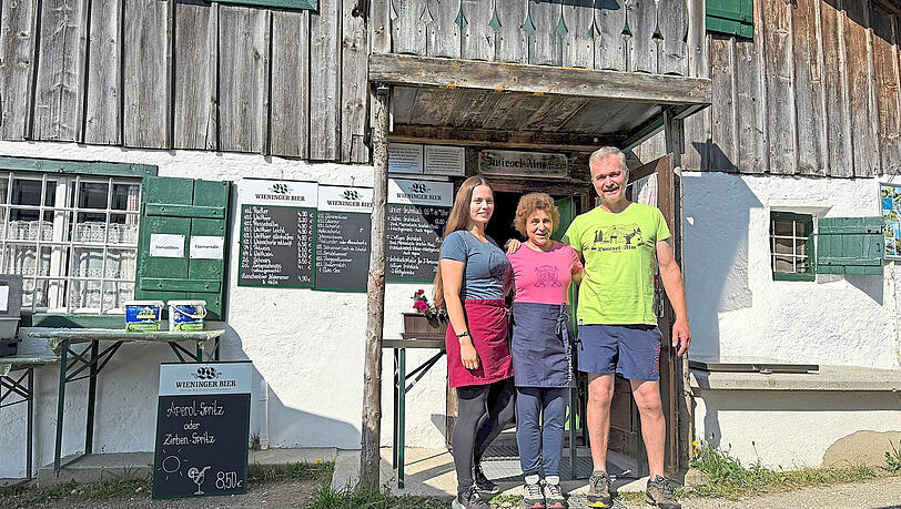 Andi Potschacher mit Frau und Tochter vor der Alm der Familie.