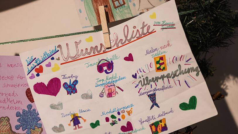Viele Kinder haben ihre Briefe mit Malereien oder Aufklebern verziert. (Archivbild)