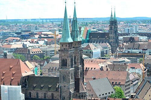 Bürger einbeziehen: Was bei der Sebalduskirche (li.) funktionierte, soll auch bei St. Lorenz (r.) helfen.