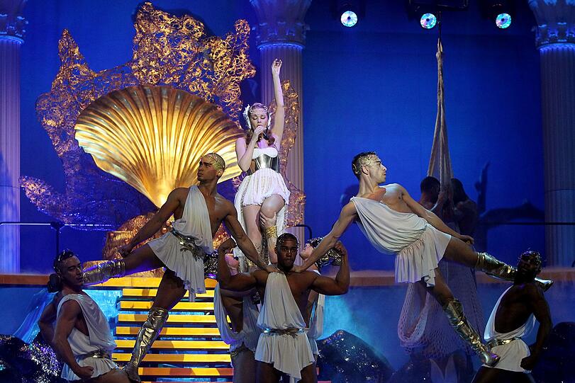 Atemberaubende Bühnenshow in Hamburg: Kylie Monogue trat als sexy Aphrodite auf. Die Bilder vom heißen Auftritt.