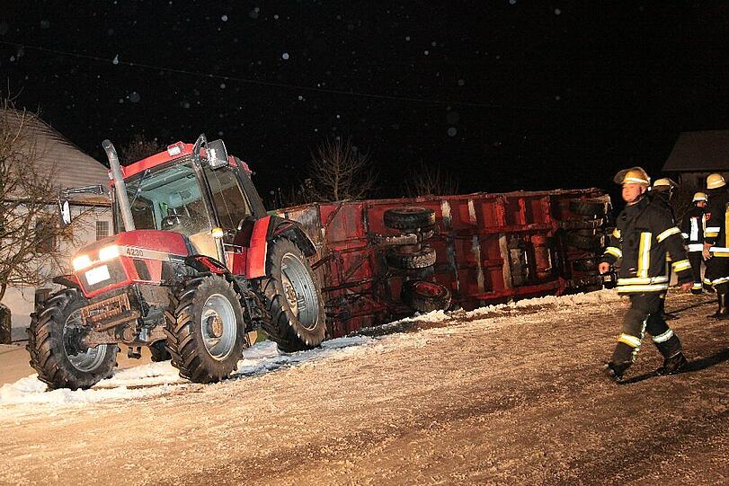 Unfall mit Schweine-Hänger auf der Staatsstraße 2084 in Richtung Schwindegg. Die Bilder