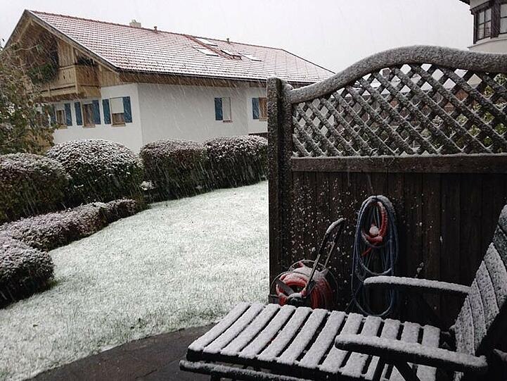 Eine Schneedecke liegt auf diesem Hintergarten in Waakirchen bei Bad Tölz.