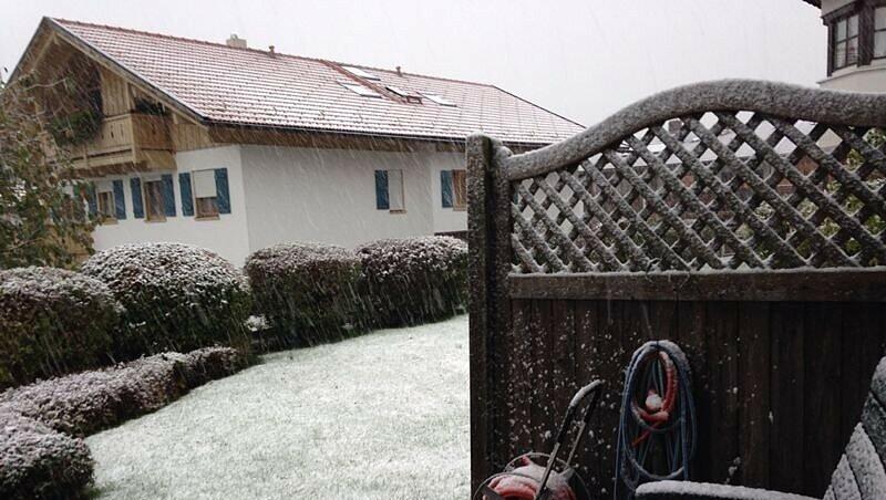 Eine Schneedecke liegt auf diesem Hintergarten in Waakirchen bei Bad Tölz. Eine Schneedecke liegt auf diesem Hintergarten in Waakirchen bei Bad Tölz.