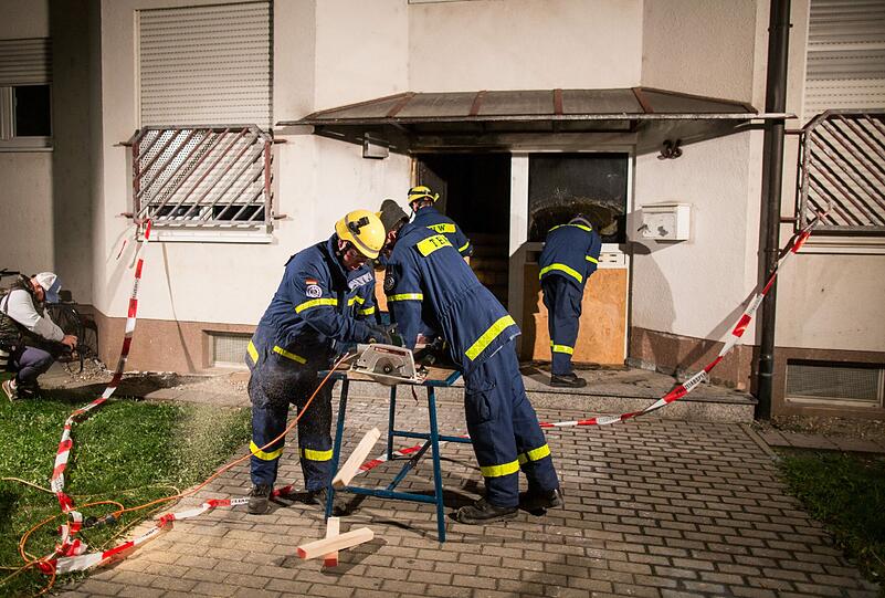 In einem hessischen Flüchtlingsheim hat es heute Nacht gebrannt. Mehrere Menschen wurden verletzt, einer sogar schwer.