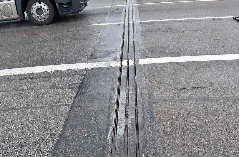 Wegen der Sperrung von zwei Spuren kommt es auf der A 99 zu starken Verkehrsbehinderungen.