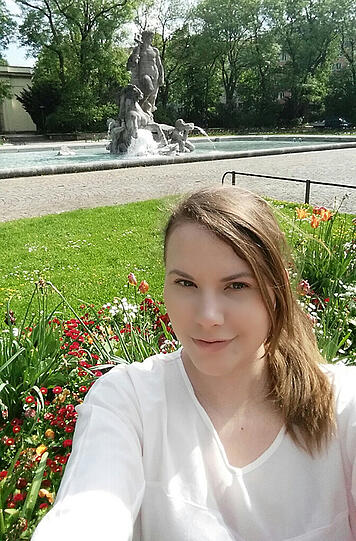 Lisa Marie Albrecht, Volontärin: "Wasserplätschern vom Neptunbrunnen und bunte Blumen: Wenn ich tagsüber in der Stadt unterwegs bin, ist der Alte Botanische Garten zwischen Stachus und Hauptbahnhof mein kurzer Ausflug ins Grüne. Zurzeit kommt die Blütenpracht (fast) an den riesigen Garten meiner Oma heran. Natürlich ist er nicht so weitläufig wie sein viel größerer Bruder in Nymphenburg, dafür komme ich fast jeden Tag daran vorbei. Und zum Selfiemachen taugt er allemal. Die mache ich ganz gerne, wenn ich unterwegs oder im Urlaub bin, um sie meiner Familie zu schicken und ihnen zu zeigen, was ich gerade mache &ndash; und dass es mir gut geht."