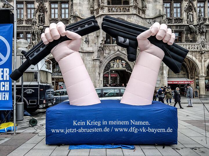 Traditionell zu Ostern marschieren die Menschen durch zahlreiche deutsche Städte. Auch in München demonstrieren hunderte für den Frieden.