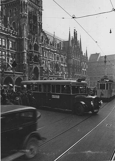 Bus und Tram auf dem Marienplatz 1934.