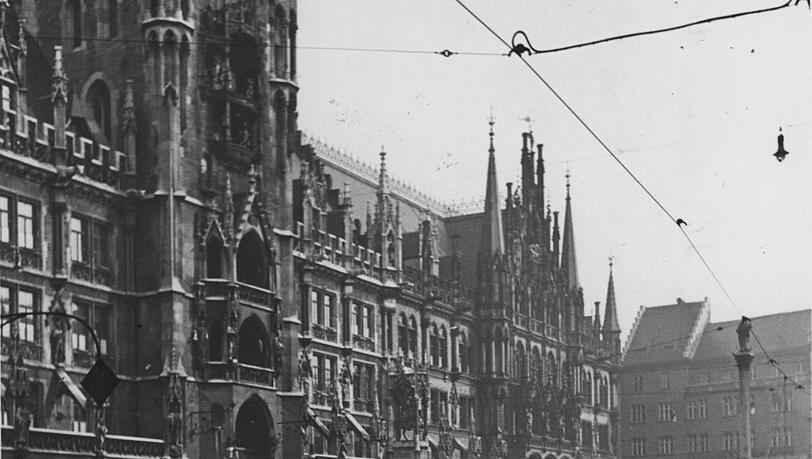 Bus und Tram auf dem Marienplatz 1934.