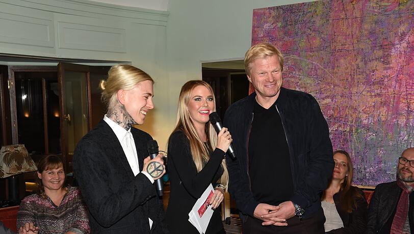 Oliver Kahn, Künstler Alexander Höller und Moderatorin Carolin Henseler Oliver Kahn, Künstler Alexander Höller und Moderatorin Carolin Henseler