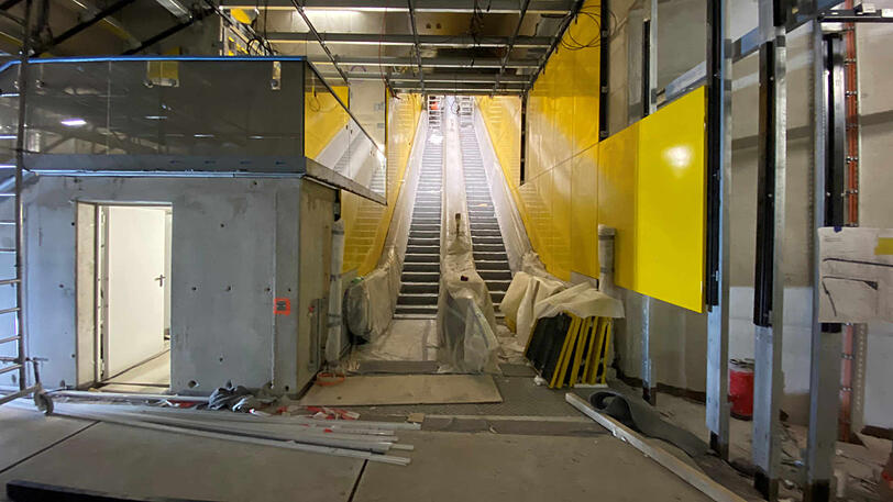 Die neuen Rolltreppen zwischen der Ebene der U1/U2 und dem Zwischengeschoss im neuen Erweiterungsbauwerk Sonnenstraße.