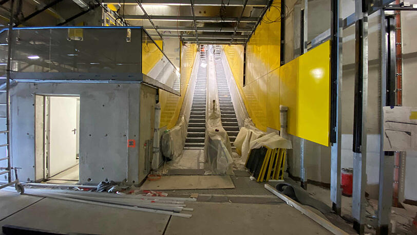 Die neuen Rolltreppen zwischen der Ebene der U1/U2 und dem Zwischengeschoss im neuen Erweiterungsbauwerk Sonnenstraße. Die neuen Rolltreppen zwischen der Ebene der U1/U2 und dem Zwischengeschoss im neuen Erweiterungsbauwerk Sonnenstraße.