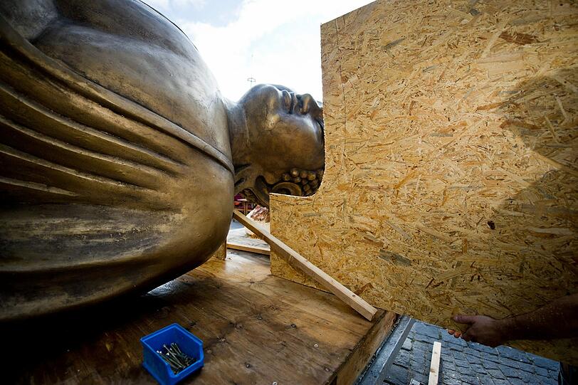Ende einer Kunstaktion: Der liegende Buddha vom Viktualienmarkt wird abgebaut und auf einem Tieflader festgezurrt.