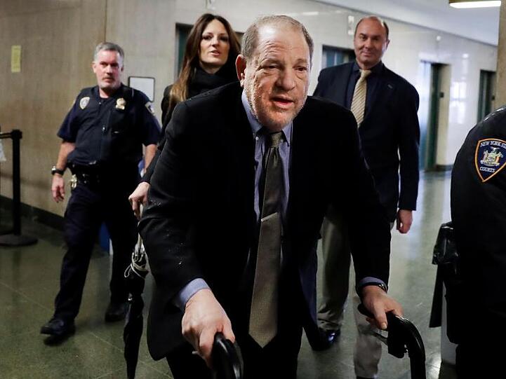 Harvey Weinstein (M) kommt mit Rollator ins Gericht.