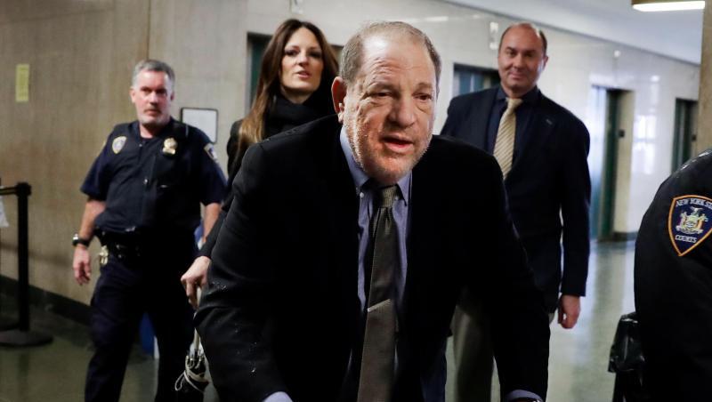 Harvey Weinstein (M) kommt mit Rollator ins Gericht. Harvey Weinstein (M) kommt mit Rollator ins Gericht.