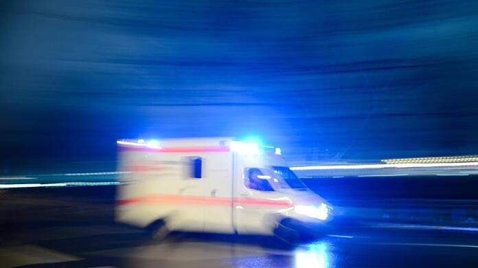 Bei einem Unfall nahe Petershausen ist ein Fahranfänger (18) tödlich verunglückt. (Symbolbild)