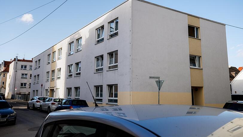 Geparkte Autos sind vor dem Pflegeheim in Augsburg zu sehen. Nach der Schließung der Einrichtung - unter anderem wegen Mängeln in der Betreuung - startet Bayerns Gesundheitsminister Holetschek (CSU; kl. Bild) eine Offensive zur Verbesserung des Schutzes der Bewohnerinnen und Bewohner solcher Heime. Geparkte Autos sind vor dem Pflegeheim in Augsburg zu sehen. Nach der Schließung der Einrichtung - unter anderem wegen Mängeln in der Betreuung - startet Bayerns Gesundheitsminister Holetschek (CSU; kl. Bild) eine Offensive zur Verbesserung des Schutzes der Bewohnerinnen und Bewohner solcher Heime.