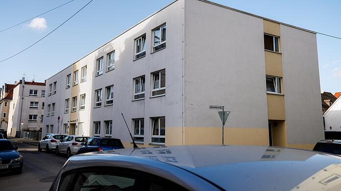 Geparkte Autos sind vor dem Pflegeheim in Augsburg zu sehen. Nach der Schließung der Einrichtung - unter anderem wegen Mängeln in der Betreuung - startet Bayerns Gesundheitsminister Holetschek (CSU; kl. Bild) eine Offensive zur Verbesserung des Schutzes der Bewohnerinnen und Bewohner solcher Heime.