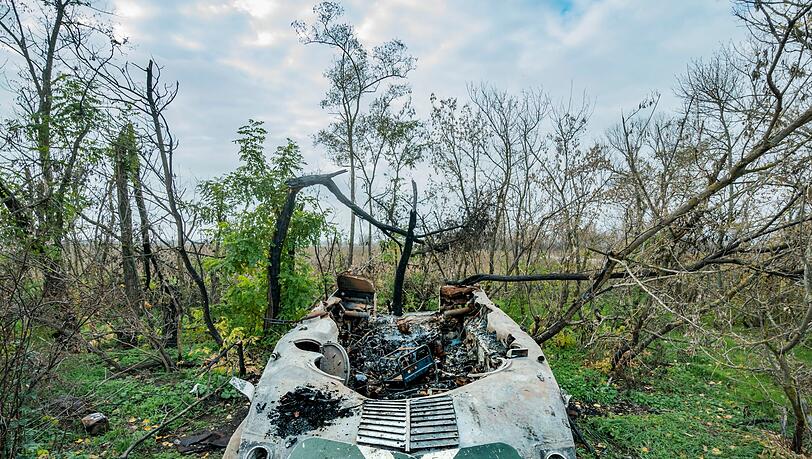 Ein zerstörtes russisches Armeefahrzeug in den Wäldern um Vysokopillya, einem kürzlich von der ukrainischen Armee befreiten Dorf.