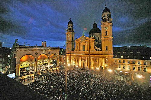 Zwischen Theatinerkirche und Residenz: Das Klassik-Open-Air am Odeonsplatz.