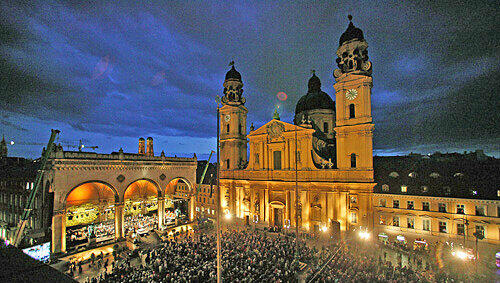 Zwischen Theatinerkirche und Residenz: Das Klassik-Open-Air am Odeonsplatz. Zwischen Theatinerkirche und Residenz: Das Klassik-Open-Air am Odeonsplatz.