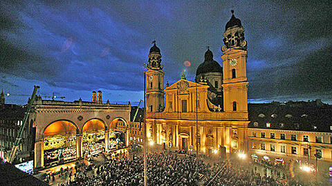 Zwischen Theatinerkirche und Residenz: Das Klassik-Open-Air am Odeonsplatz.