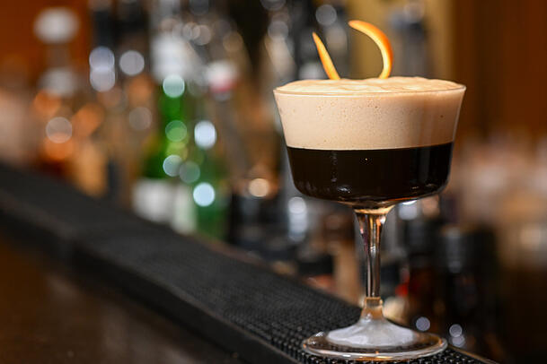 Dieser Drink ist im vergangenen Jahr ein Renner in den Bars gewesen: Man kann den Espresso Martini auch ohne Alkohol zubereiten. Dieser Drink ist im vergangenen Jahr ein Renner in den Bars gewesen: Man kann den Espresso Martini auch ohne Alkohol zubereiten.