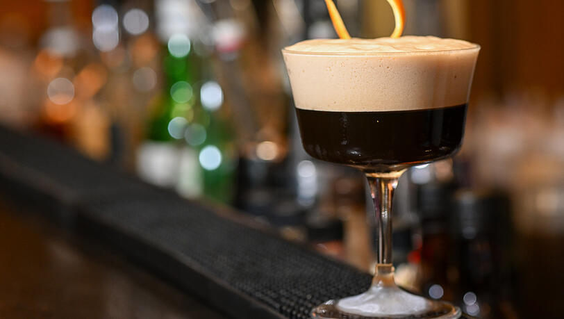 Dieser Drink ist im vergangenen Jahr ein Renner in den Bars gewesen: Man kann den Espresso Martini auch ohne Alkohol zubereiten. Dieser Drink ist im vergangenen Jahr ein Renner in den Bars gewesen: Man kann den Espresso Martini auch ohne Alkohol zubereiten.