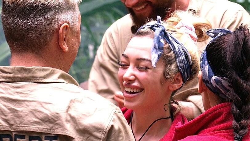 Ariel lässt sich im Dschungelcamp feiern. Ariel lässt sich im Dschungelcamp feiern.