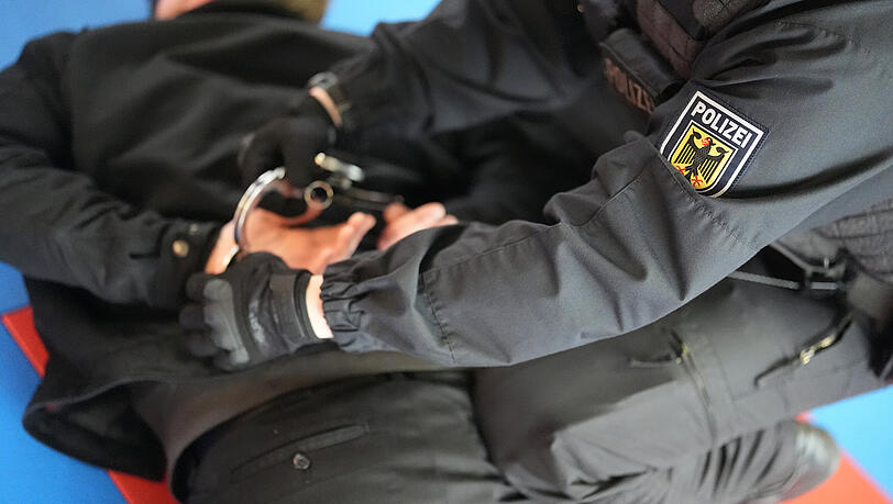 Beamte der Bundespolizei nehmen einen Mann fest. (Symbolbild) Beamte der Bundespolizei nehmen einen Mann fest. (Symbolbild)