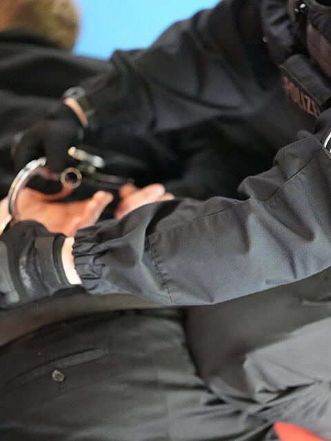 Beamte der Bundespolizei nehmen einen Mann fest. (Symbolbild)