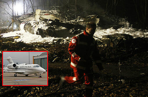 Am Donnerstagabend war ein Kleinflugzeug aus dem österreichischen Linz kommend bei Nebel in ein Waldstück nahe des Flugplatzes gestürzt und in Flammen aufgegangen.

Dass die weiteren Insassen noch lebend gefunden werden, sei sehr unwahrscheinlich, hieß es. Die Polizei ging am Morgen davon aus, dass insgesamt fünf oder sechs Menschen in dem Flugzeug saßen. Am Abend waren zunächst drei Leichen geborgen worden - die Bilder.