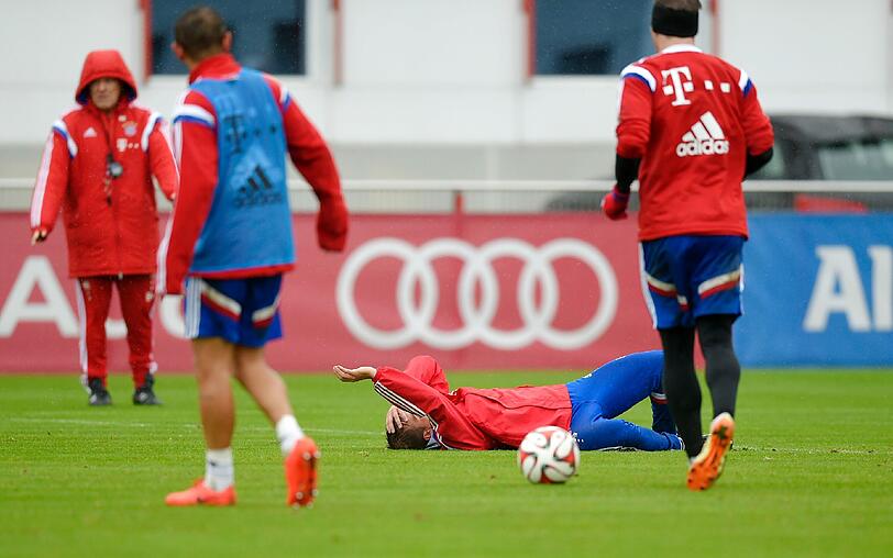 Der FCB-Schock in Bildern - hier wird der verletzte Philipp Lahm beim Training abtransportiert!