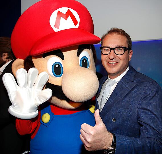 Alexander Dobrindt mit Super Mario