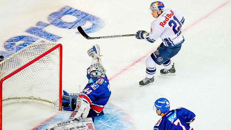 EHC-Star Dominik Kahun (rechts) erzielt den 3:1-Endstand gegen die Mannheim Adler.