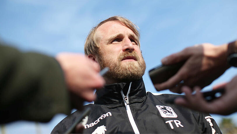 Daniel Bierofka wollte sich am Sonntag nicht zu den Gerüchten um Dennis Erdmann äußern. Daniel Bierofka wollte sich am Sonntag nicht zu den Gerüchten um Dennis Erdmann äußern.