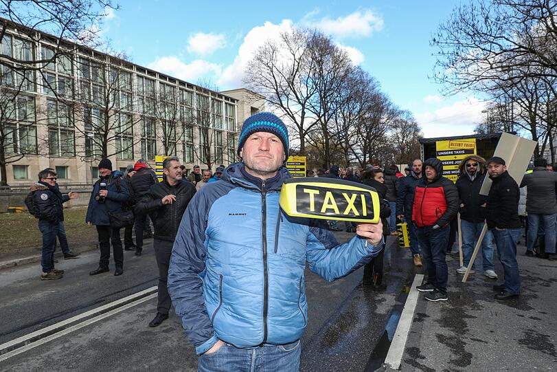 Die Münchner Taxifahrer demonstrierten am Mittwoch vor der Staatskanzlei.